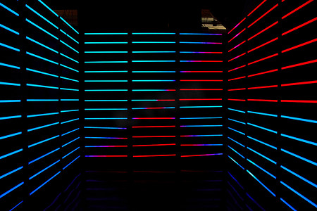 空荡荡的暗室里排列着红色和蓝色 LED 水平灯杆