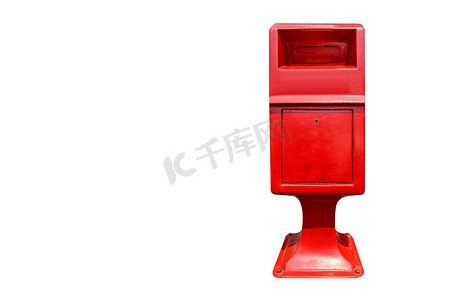 在白色背景上隔离的红色邮箱，带有文本空间或