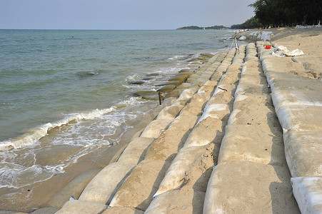 沿宋卡海滩的沙袋，以防止猛烈的海浪