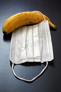 抵御严寒摄影照片_吃香蕉以适当喂养，以抵御 Covidien-19，