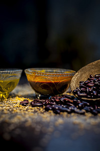 由一些红豆或芸豆绿豆和一些绿茶组成的黑色光泽表面上的家庭毛孔补救措施。