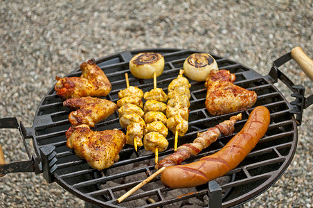 烧烤用鸡翅、多味香肠、肉串和火腿