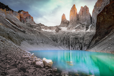在日出和湖反射的托雷斯德尔潘恩花岗岩，智利巴塔哥尼亚