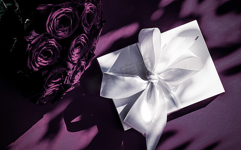 豪华假日丝绸礼盒和紫背玫瑰花束
