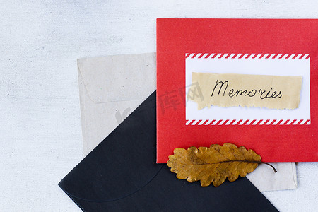 信封和秋干植物和花朵，纸上的回忆词