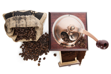 咖啡研磨机和咖啡豆。