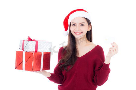 圣诞礼盒摄影照片_快乐的亚洲女人微笑着拿着圣诞礼盒和信用卡