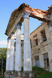 一座古老城堡的柱子，战后获得许可。