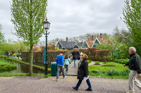 Zaanse Schans，荷兰- 2015 年 5 月 5 日：游客参观 Zaanse Schans 的风车和乡村房屋