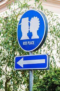 交通标志指示亲吻请