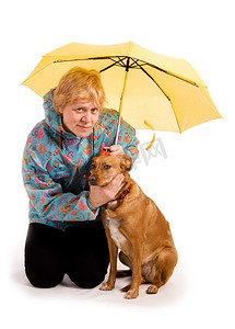 有她的狗的妇女在伞下