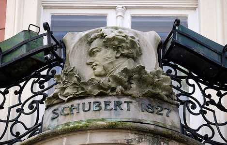 弗朗茨·舒伯特 (Franz Schubert)，为纪念他在奥地利格拉茨的访问而制作的浅浮雕