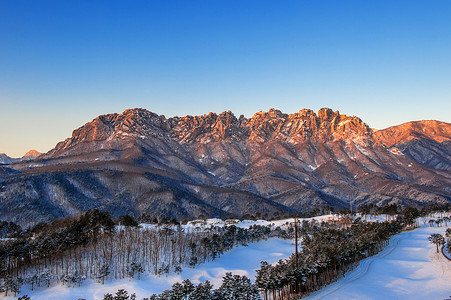 魏轻和岳山摄影照片_冬季，韩国雪岳山的蔚山巴维岩。