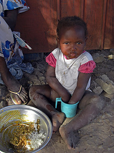 冈比亚儿童在吃米饭。