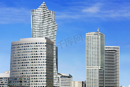 洲际酒店摄影照片_华沙商业和金融区的现代摩天大楼