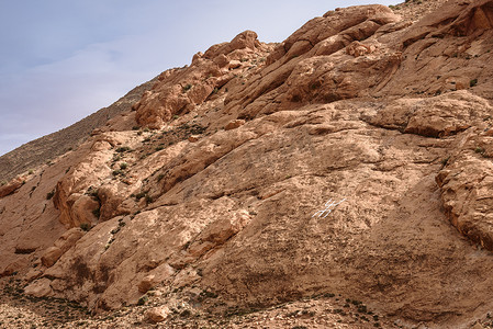 戴尔斯峡谷摄影照片_摩洛哥阿特拉斯山脉岩石上的柏柏尔标志