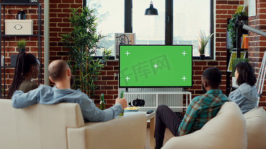 在绿屏模板上看电视剧的不同朋友