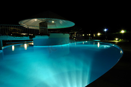 氛围酒店摄影照片_晚上的游泳池