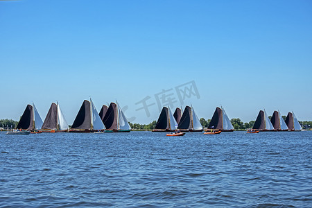 传统的弗里斯兰木帆船参加年度比赛