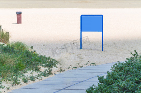 海滩上的蓝色标志