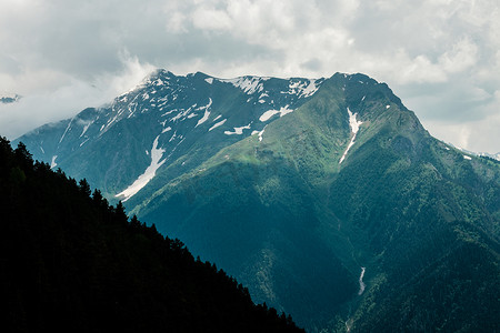 高加索山脉和天空的壮丽景色