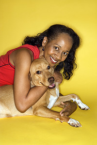 微笑的女人抱着狗。