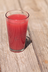 粉红杯红西瓜果汁