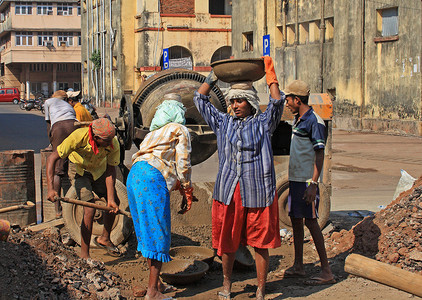 建筑工人劳动者摄影照片_女性建筑工人，印度