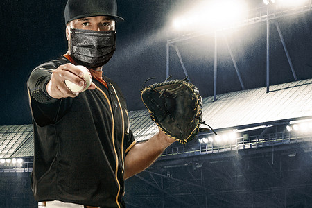 戴着医用面具的职业棒球运动员。 
