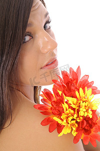 一个美丽的黑发女郎与鲜花的镜头