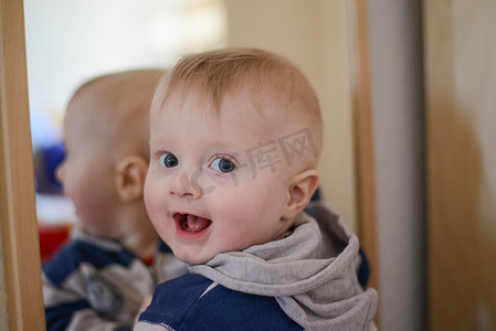 健康生活月摄影照片_一个八个月大的男婴的肖像