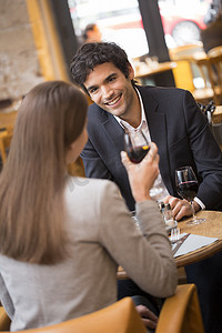 在法国餐厅喝红酒的快乐夫妇