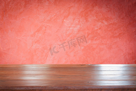 红色的墙壁摄影照片_有红色墙壁背景的老空的木桌面