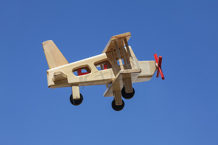 蓝天飞行的木制飞机-侧视图