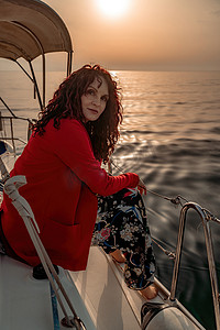 在阳光明媚的夏日，一位女士坐在游艇的船头，微风吹拂着她的头发，背景是美丽的大海