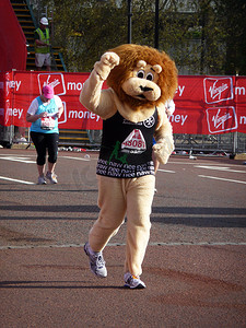 2010 年 4 月 25 日伦敦马拉松的趣味跑者
