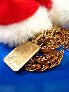 新年摄影照片_新年礼物，金色，深蓝色背景，链子，戒指，圣诞节