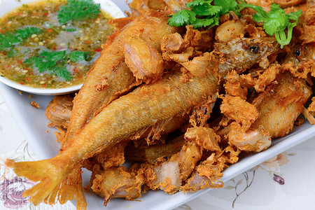 干煎带鱼摄影照片_泰国菜的名字是大蒜辣椒油炸银带鱼