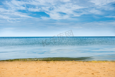 波浪夏日摄影照片_美丽的夏日大海和金色沙滩