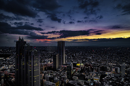 从东京都政府办公室观景台看到的新宿城市景观的日落景色