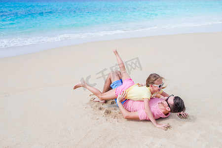 开心一家摄影照片_父亲一家和运动型小女孩在沙滩上玩得开心