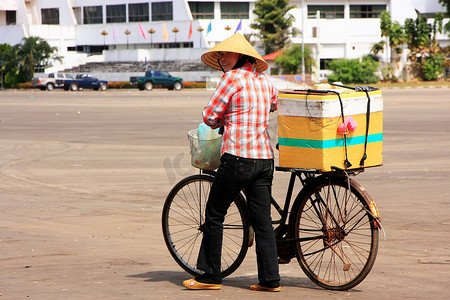 老挝万象街头卖冰淇淋的当地妇女