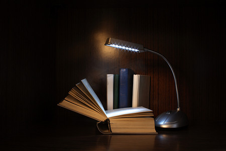 书和灯