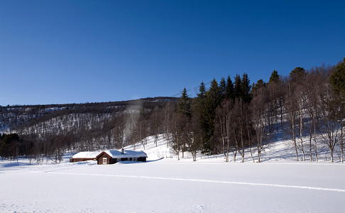 雪中​​的山间小屋