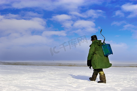 冰钻摄影照片_远去的冰渔夫