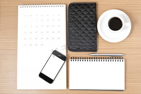 桌面：咖啡与电话、记事本、钱包、日历