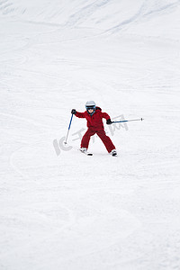小学体育锻炼摄影照片_滑雪的小男孩