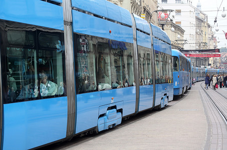 蓝色城市电车在萨格勒布市中心堵车