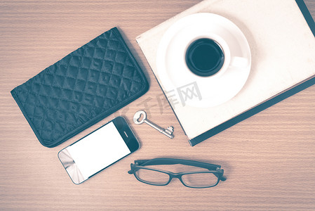vi钱包摄影照片_咖啡和电话，有一摞书、钥匙、眼镜和钱包 vi