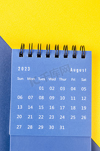 2023 年 8 月蓝色和黄色背景的 2023 年月度台历。